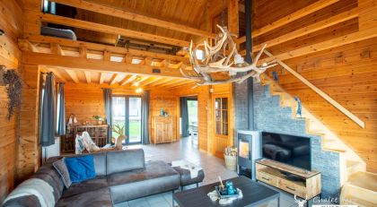 Chalet Faro Durbuy - gezellige living met haardvuur en TV