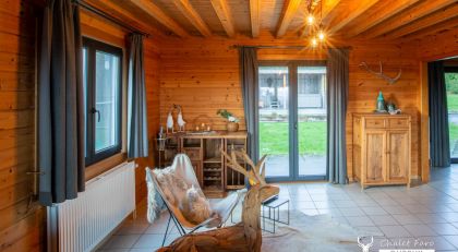 Chalet Faro Durbuy - gezellige living met haardvuur en TV